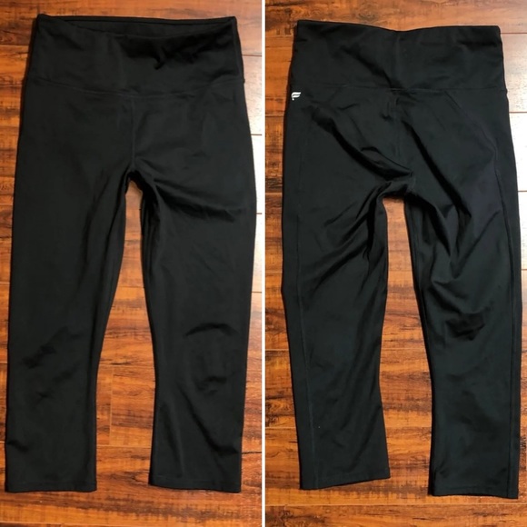 Fabletics LIKE NEW Black Cropped Workout Gym Outting Leggings Women's XS/S - Picture 4 of 8